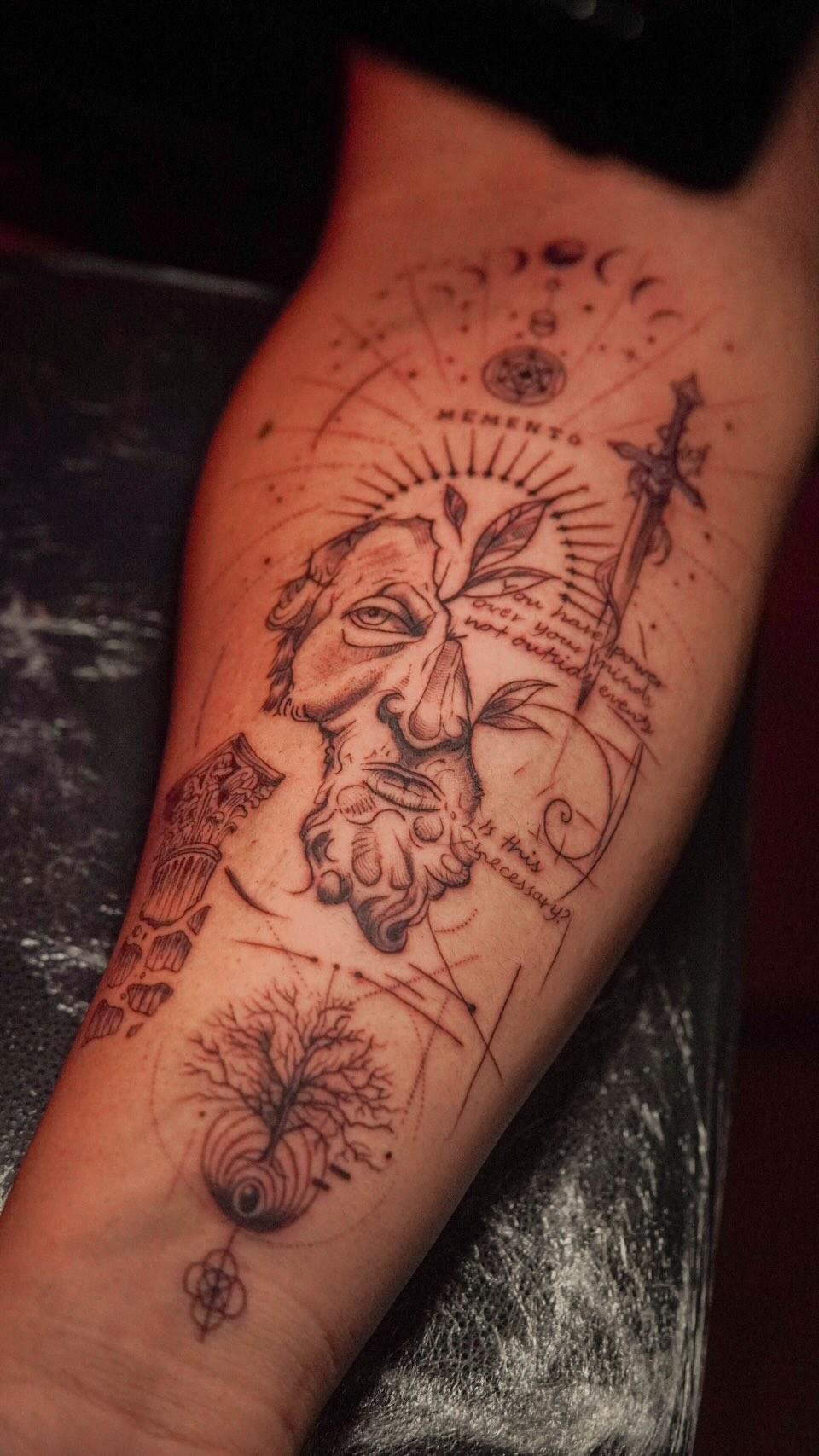 Mandala tatuaje fine line brazo